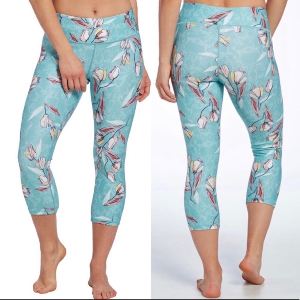 CALIA by Carie Underwood floral Capri leggings floral women size M
